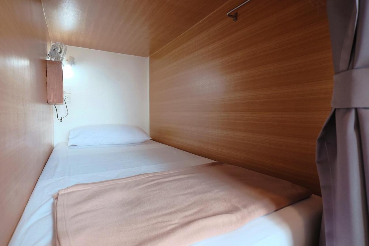 Wayha Hostel Don Mueang Airport Бангкок Екстер'єр фото